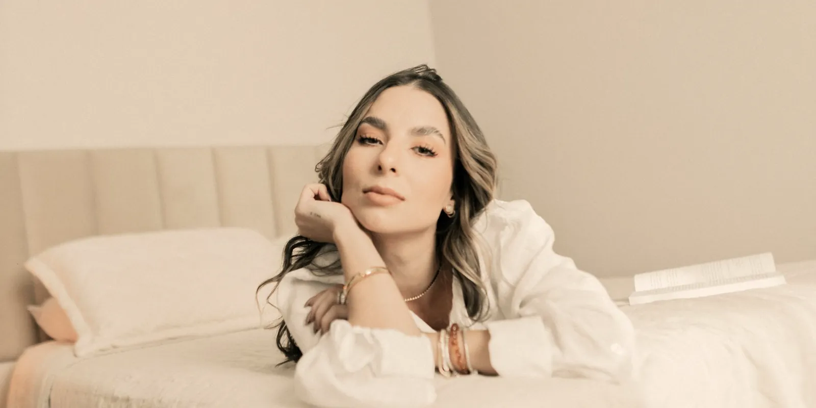Mujer descansando recostada en la cama